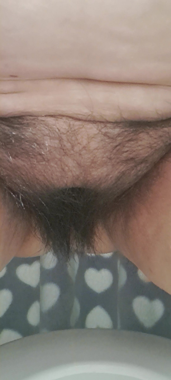 Mommy big hairy pussy: Я капаю мочу на ее волоски киски