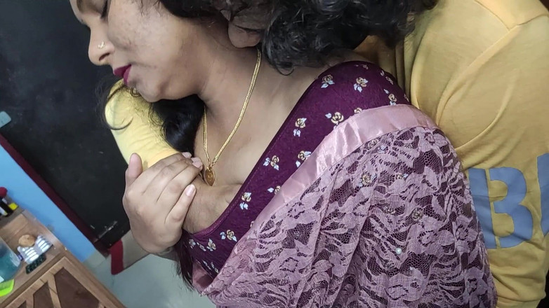 Vaigavarun45: Vaishnavy Saree borttagning och het romantik med bröst kyss kyss...