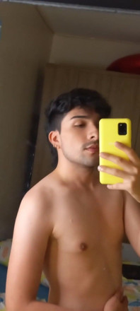 Curious Heterosexual Sending Nude Photos to His Gay Friend