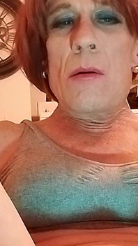 Il travestito maturo sexy ha un gioco con un toy