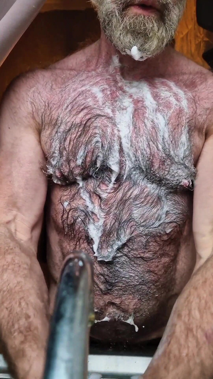 JackvanDean: 털이 무성한 근육 곰이 식어
