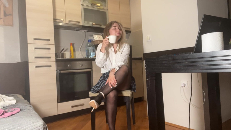 Misty Phoenix: Probó los tacones sudorosos y malolientes de tu esposa