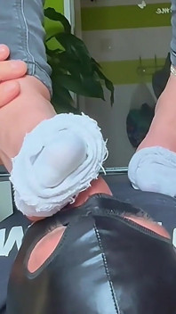 Lamer y oler los pies malolientes esclavos