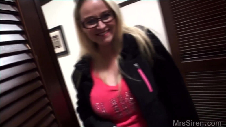 Siren XXX Studios: Une MILF dans les vestiaires
