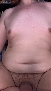 Molliger Junge Reibt Lotion Auf Seinem Bauch
