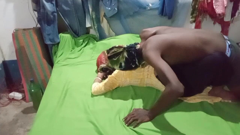 Bengaliauntykichut: Romantic Video with a Desi Aunty Featuring a Hot Butt...