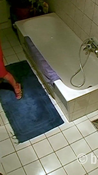 MILF melakukan kebersihan diri di kamar mandi