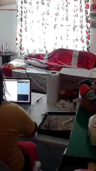 Un beau-père sur sa belle-fille en train de faire un home office