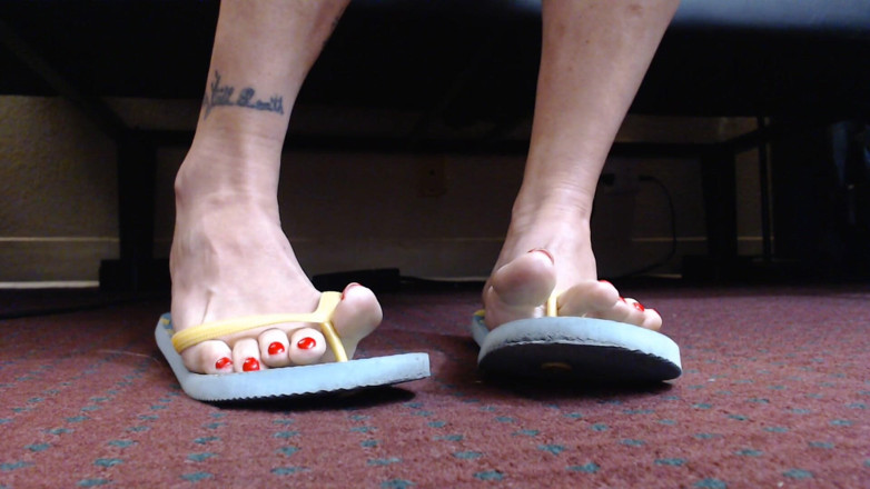 Abby Anna: Toe wiggling in flipflops closeup