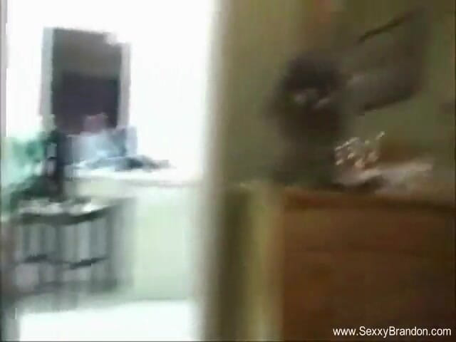 Sexxy Brandon: 자지를 타고 있는 동안 질싸 당하는 그물망을 입은 갈색 머리 밀프