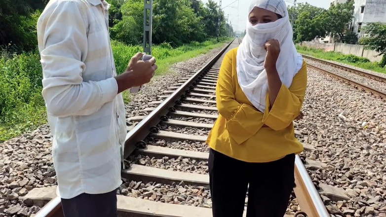 Indian Teen Girl's: Açık havada seks üvey erkek kardeş ve üvey kız kardeş kapının dışında...