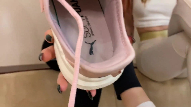 Petite Princesses Femdom: Зухвалі молоді принцеси після спортзалу - шкарпетки, кросівки, підошви і босі ноги, відео від першої особи, дражнить фемдом у спортзалі