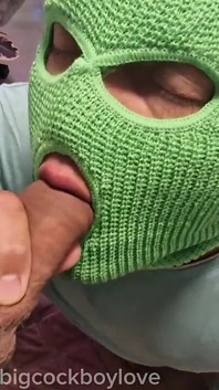 Hanno aperto i buchi e hanno scopato il culo liscio e rimbalzante della troia femminuccia senza preservativo. Un sacco di sperma sui suoi collant.