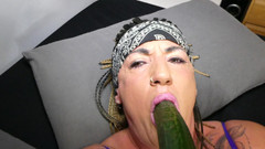 Danaxmuscles: La nymphomane se casse le cul avec des courgettes