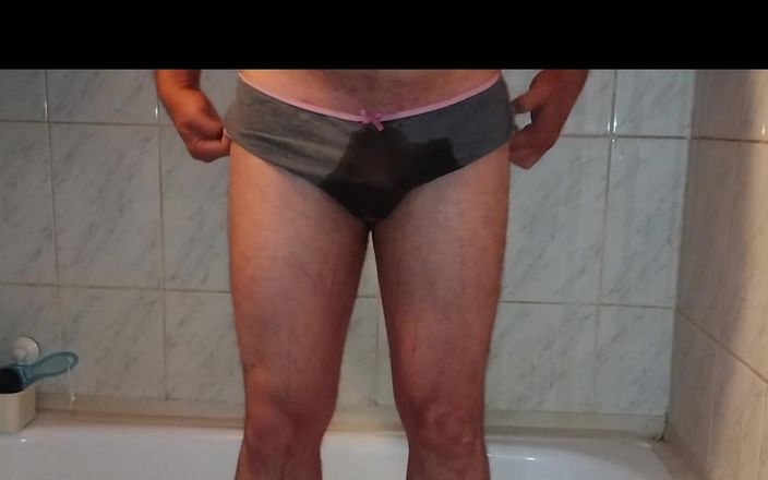 Couple_BBW: Ich ziehe ihr höschen an und pinkel in sie