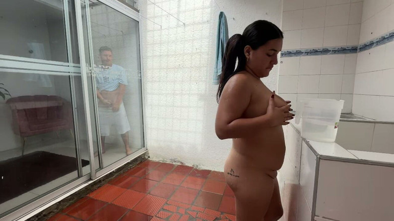Duoafroditas: A garota tesuda da minha meia-irmã gorda toma banho nua...