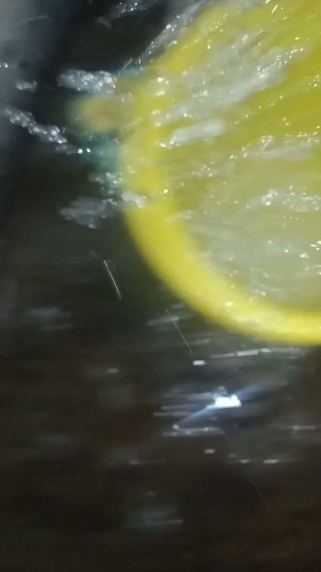 Me and my new slut: वह अपने सेक्सी शरीर को नहलाती है