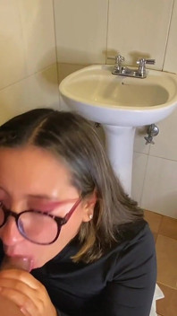 Era infedele con mio marito con l'idraulico, mi scopa duro e finisce nel mio culo