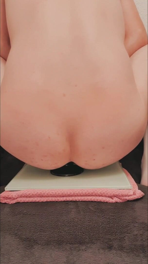 Timmyboy: Barriga saliente e profunda inserção anal com enorme consolo