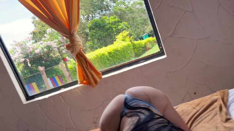 Anotonella-jones: Il mio fisioterapista esegue una terapia sulla mia gamba rotta,...