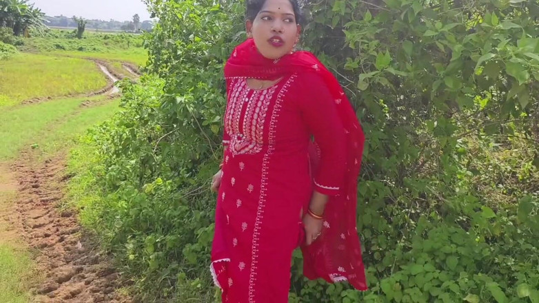Sona bhabhi: Beautiful Bengali Girl Boobs Show in Outdoor with Her Boyfriend