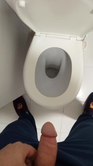 Romanian couple: Con cặc của tôi đang đi tiểu