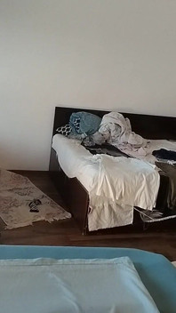 Amatorskie żona robi prace domowe nago.