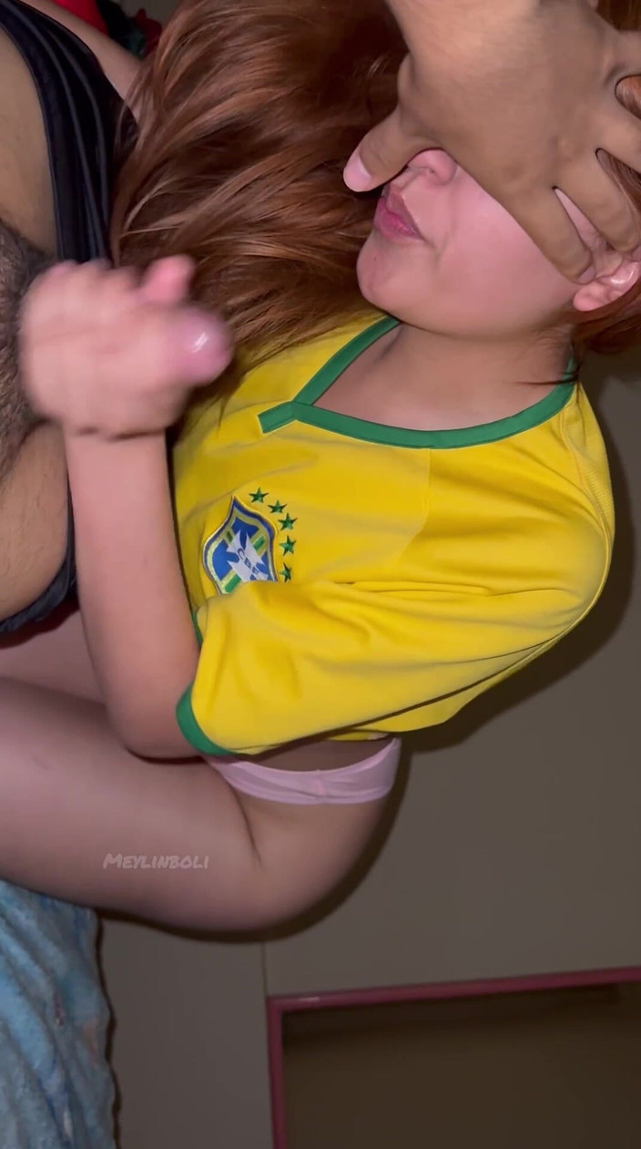 MeylinBoli: Молодой человек сосёт член и ездит верхом на её парне, который громко кричит от удовольствия