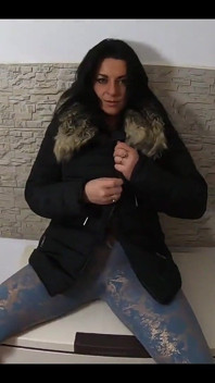 เซ็กส์ตอนใส่เสื้อแจ็คเก็ตขนเปื้อนกับรองเท้า Uggs 220