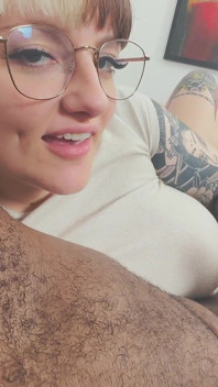 Lingua spaccata Gotica ragazza bianca pennie Layne adorava leccare i suoi capezzoli mentre lo masturbava! Pennie Layne leccata di capezzoli e sega