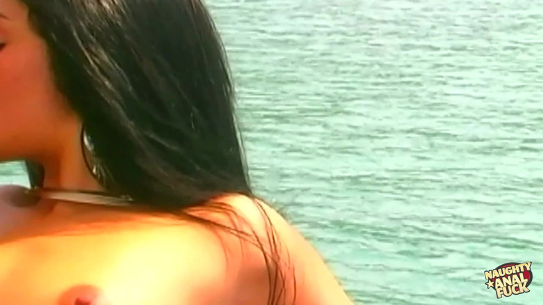 Naughty anal fuck: Brazylijska dziewczyna z małymi cyckami sprawia, że te szczęśliwe muskularne białe...