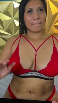 Orta yaşlı seksi kadın çıplak amcık mastürbasyonu