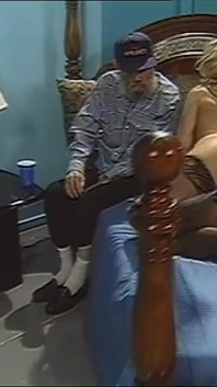 Cette blonde aime se faire baiser en levrette et sucer la bite de deux grosses bites bien dures en même temps, trio, film complet en HD