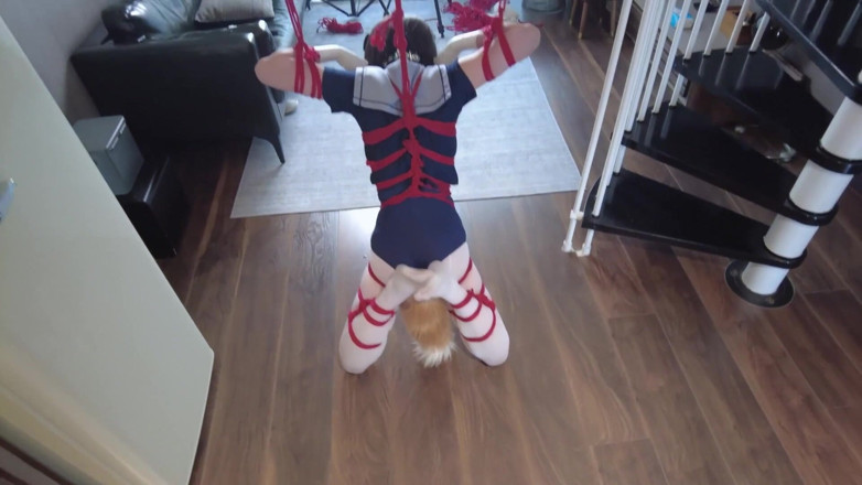 Aisan girl bondage: Mz31 - dziewczyna związana i zawieszona czerwoną liną osiąga orgazm.