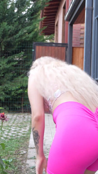 POV: Was könnte besser sein als ein Blowjob aus erster Person in einem Blumengarten