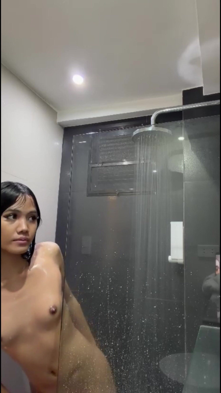 Alora: Dirty Foxxxy devine și mai murdar la duș
