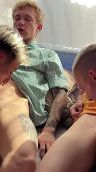 Papà e il suo amico con un grosso cazzo hanno scopato due culi stretti di due dolci ragazzi gay