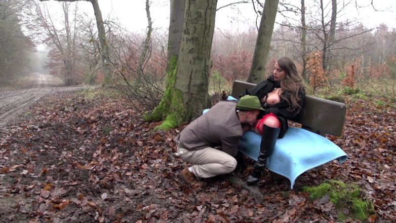 Real Porn Amateur: Sexy milf wordt geneukt in het bos nadat ze is...