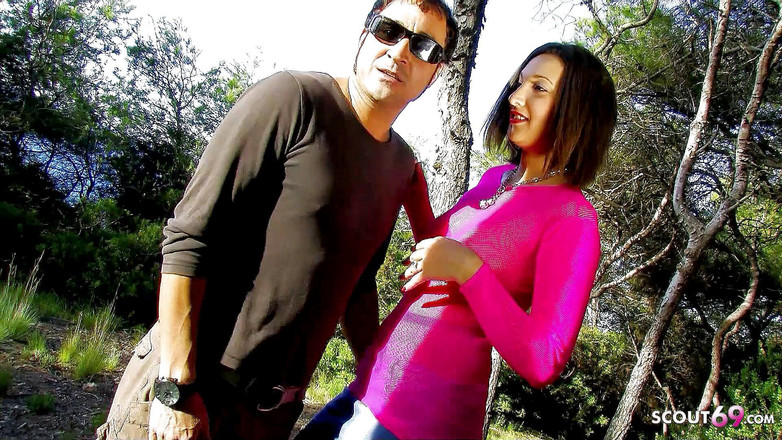 Full porn collection: Ojczym wali chudą nastolatkę w dupę na wakacjach i daje...