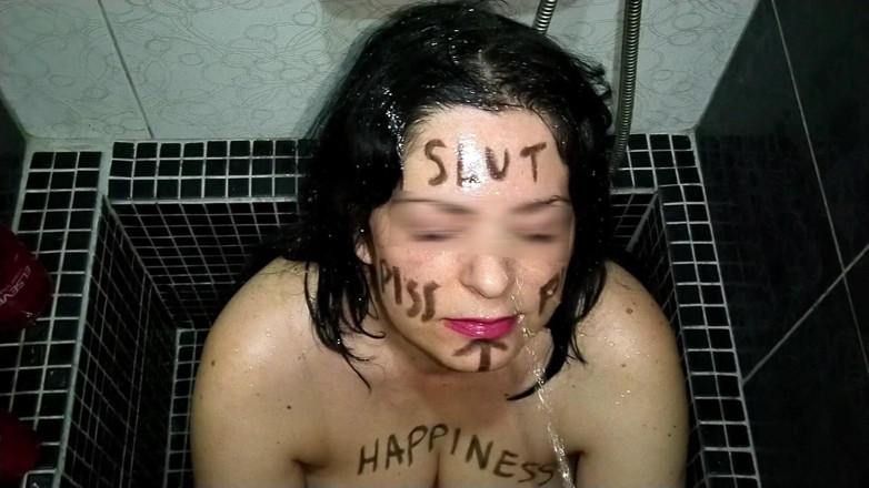 Toilet Mommy: Vücut yazıları yazan üvey anne ateşli bir şekilde işiyor
