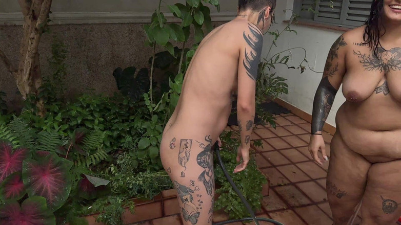 Quente club: नली स्नान - सड़े हुए शुक्र और डी'लुईस एक गर्म दिन पर मस्ती कर रहे हैं!