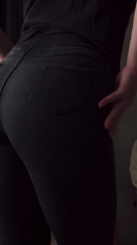 Seksowna milf w obcisłych czarnych dżinsach miga biały stringi ogon wieloryba