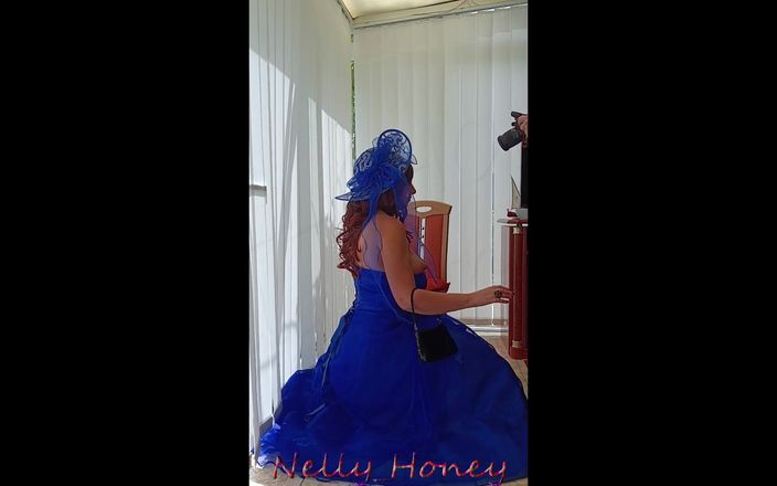 Nelly honey: 美しいフォトギャラリーは、新しい青いボールガウンで撮影