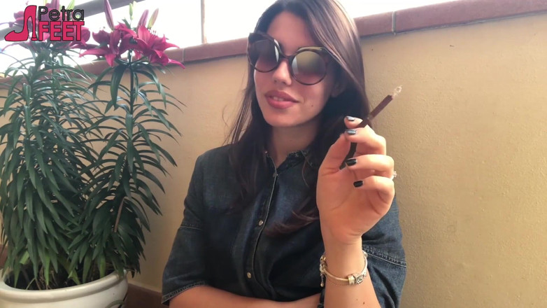 Smokin Fetish: 她更喜欢在户外抽烟