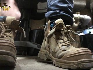 Manly foot: Досить зайнятий на роботі сьогодні - приходь поклонятися моїм ногам, поки я працюю - manlyfoot - - smoko
