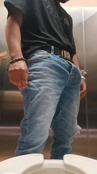 Mijando e brincando com meu pau no banheiro do shopping