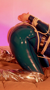 개그 변태 탈출을 입고 복종하는 밀프 Latex 본딩