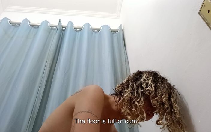 Gabi SweetCouplesStories: Mağazanın soyunma odasına bir yabancı çağırdı.