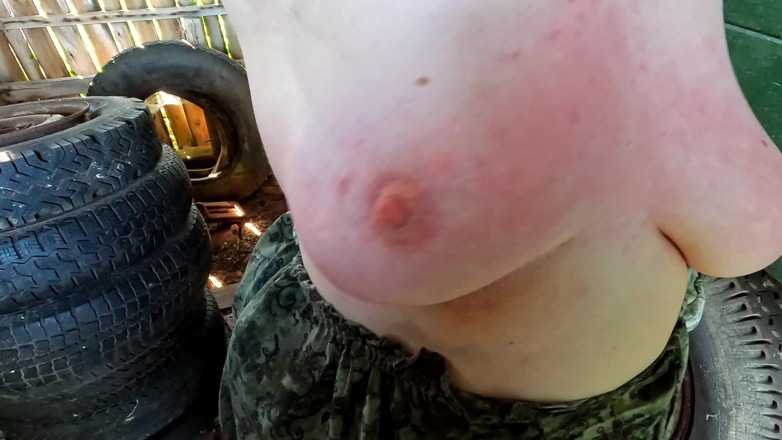 Bouncy Tits Action: นมแดงในเพิง