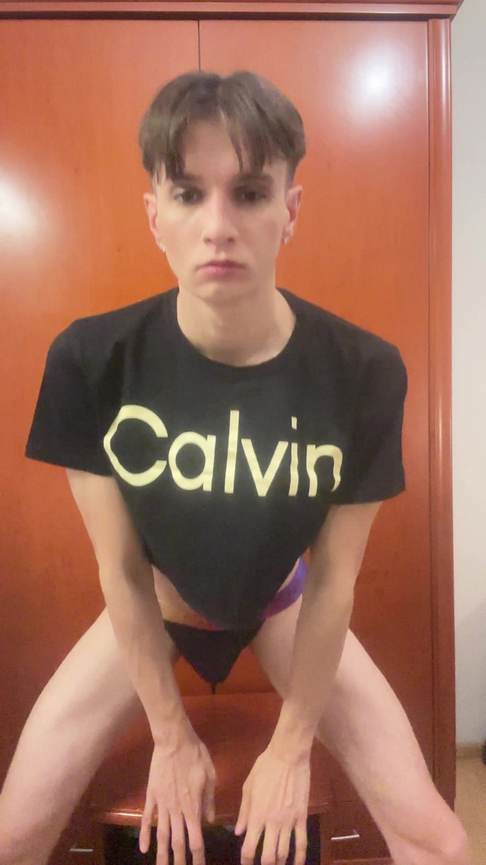 FemmeTwunkie: Twink drăguță și jucărie mare